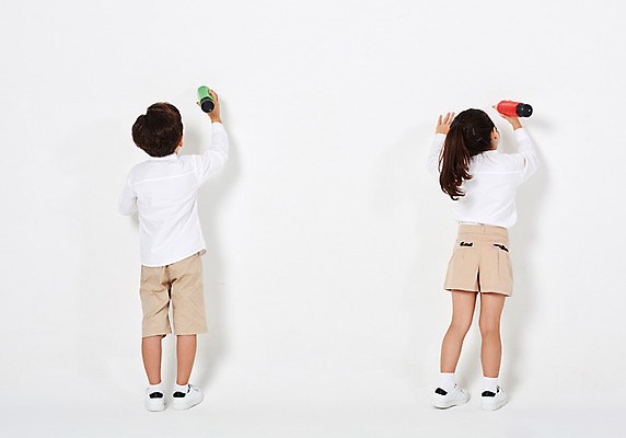 포토 JPG 스튜디오촬영 전신 여자 어린이교육 교육 남자 어린이라이프 어린이 벽 포즈 운동화 남방 반바지 모션 색연필 실내 서기 들기 누끼 사람 손짓 소녀 소년 두명 뒷모습 캐주얼 친구 연필 유치원생 한국인 기록 그리기 즐거움 흰배경 크레파스 천진난만 어린이만 국내포토 라이프스타일 옷 감정 뷰포인트 백그라운드 신발 컨셉 셔츠 바지 관계 학용품 동양인 내부 필기구 흰색 파일형식