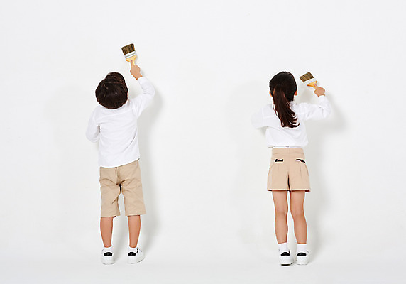 포토 JPG 스튜디오촬영 전신 여자 어린이교육 교육 남자 어린이라이프 어린이 벽 포즈 운동화 남방 반바지 모션 실내 미술 서기 누끼 사람 손짓 소녀 소년 두명 뒷모습 캐주얼 친구 유치원생 미술도구 한국인 색칠 그리기 즐거움 흰배경 페인트붓 천진난만 어린이만 국내포토 라이프스타일 옷 감정 뷰포인트 백그라운드 신발 컨셉 셔츠 바지 관계 문화예술 동양인 내부 흰색 붓 오브젝트 파일형식