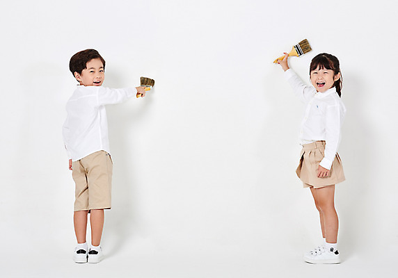 포토 JPG 스튜디오촬영 전신 응시 여자 어린이교육 교육 남자 어린이라이프 어린이 벽 포즈 운동화 남방 반바지 모션 실내 미술 서기 웃음 누끼 사람 손짓 소녀 소년 두명 옆모습 뒷모습 캐주얼 친구 유치원생 미술도구 한국인 색칠 뒤돌아보기 그리기 즐거움 흰배경 페인트붓 천진난만 어린이만 국내포토 라이프스타일 시선 옷 감정 뷰포인트 백그라운드 신발 컨셉 셔츠 바지 관계 문화예술 표정 동양인 내부 흰색 붓 오브젝트 파일형식