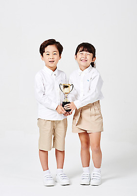 포토 JPG 스튜디오촬영 전신 응시 여자 어린이교육 교육 남자 어린이라이프 어린이 포즈 운동화 남방 반바지 모션 실내 서기 미소 웃음 들기 누끼 사람 손짓 소녀 소년 두명 앞모습 캐주얼 친구 유치원생 한국인 우승 트로피 흰배경 천진난만 어린이만 국내포토 라이프스타일 시선 옷 뷰포인트 백그라운드 신발 컨셉 셔츠 바지 관계 표정 동양인 내부 흰색 최고 상_우승 파일형식