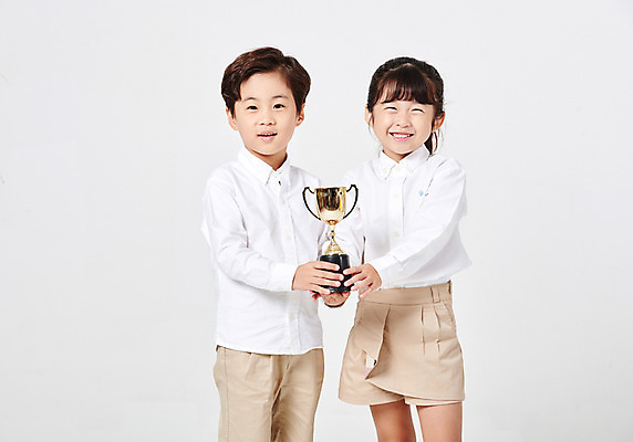 포토 JPG 스튜디오촬영 응시 여자 어린이교육 교육 남자 어린이라이프 어린이 포즈 남방 반바지 모션 실내 서기 미소 웃음 들기 누끼 사람 손짓 소녀 소년 상반신 두명 앞모습 캐주얼 친구 유치원생 한국인 우승 트로피 흰배경 천진난만 어린이만 국내포토 라이프스타일 시선 옷 뷰포인트 백그라운드 컨셉 셔츠 바지 관계 표정 동양인 내부 흰색 최고 상_우승 파일형식