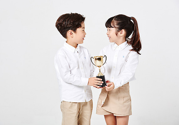 포토 JPG 스튜디오촬영 응시 여자 어린이교육 교육 남자 어린이라이프 어린이 포즈 남방 반바지 모션 실내 서기 미소 웃음 들기 누끼 사람 손짓 소녀 소년 상반신 두명 앞모습 캐주얼 친구 마주보기 유치원생 한국인 우승 트로피 흰배경 천진난만 어린이만 국내포토 라이프스타일 시선 옷 뷰포인트 백그라운드 컨셉 셔츠 바지 관계 표정 동양인 내부 흰색 최고 상_우승 파일형식