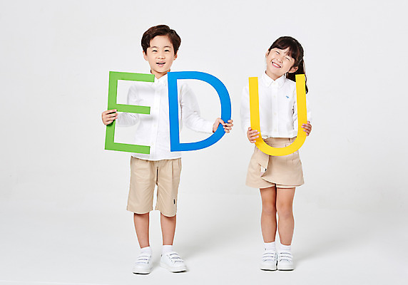 포토 JPG 스튜디오촬영 전신 알파벳 응시 여자 어린이교육 교육 남자 어린이라이프 어린이 포즈 운동화 남방 반바지 모션 대문자 실내 서기 미소 웃음 들기 누끼 사람 소녀 소년 두명 앞모습 캐주얼 친구 유치원생 한국인 흰배경 에듀 천진난만 어린이만 국내포토 라이프스타일 영어 시선 옷 뷰포인트 백그라운드 신발 컨셉 셔츠 바지 관계 표정 동양인 내부 흰색 에듀케이션 파일형식