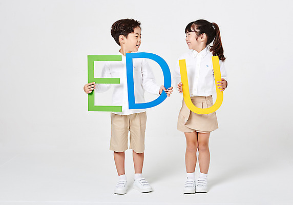 포토 JPG 스튜디오촬영 전신 알파벳 응시 여자 어린이교육 교육 남자 어린이라이프 어린이 포즈 운동화 남방 반바지 모션 대문자 실내 서기 미소 웃음 들기 누끼 사람 소녀 소년 두명 앞모습 캐주얼 친구 마주보기 유치원생 한국인 흰배경 에듀 천진난만 어린이만 국내포토 라이프스타일 영어 시선 옷 뷰포인트 백그라운드 신발 컨셉 셔츠 바지 관계 표정 동양인 내부 흰색 에듀케이션 파일형식