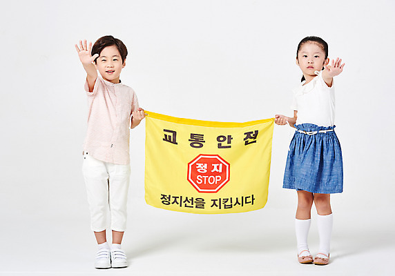 포토 JPG 스튜디오촬영 전신 응시 여자 남자 어린이라이프 어린이 구두 캠페인 포즈 운동화 남방 바지 모션 안내 실내 서기 미소 웃음 들기 누끼 안전 사람 소녀 소년 두명 앞모습 캐주얼 친구 치마 유치원생 한국인 금지 현수막 잡기 봉사 공익캠페인 손내밀기 흰배경 교통안전 천진난만 어린이만 국내포토 라이프스타일 시선 옷 뷰포인트 백그라운드 신발 컨셉 셔츠 관계 하의 표정 동양인 손짓 내부 흰색 도움 파일형식