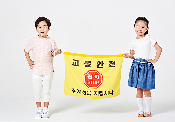 포토 JPG 스튜디오촬영 전신 응시 여자 남자 어린이라이프 어린이 구두 캠페인 허리손 포즈 운동화 남방 바지 모션 안내 실내 서기 미소 웃음 들기 누끼 안전 사람 소녀 소년 두명 앞모습 캐주얼 친구 치마 유치원생 한국인 현수막 잡기 봉사 공익캠페인 흰배경 교통안전 천진난만 어린이만 국내포토 라이프스타일 시선 옷 뷰포인트 백그라운드 신발 컨셉 셔츠 관계 하의 표정 동양인 내부 흰색 도움 파일형식