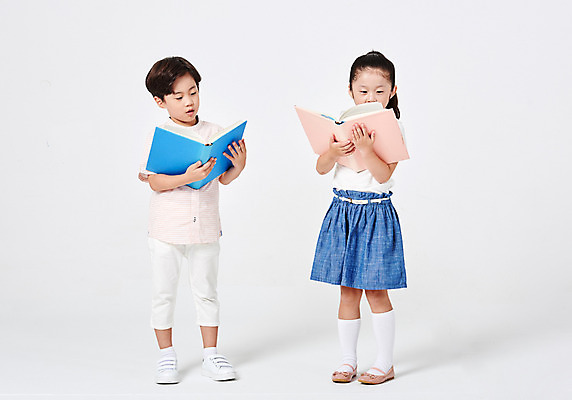 포토 JPG 스튜디오촬영 전신 응시 여자 어린이교육 교육 남자 어린이라이프 어린이 구두 분홍색 포즈 운동화 모션 실내 서기 들기 누끼 사람 소녀 소년 취미 두명 앞모습 책 캐주얼 파란색 친구 치마 독서 유치원생 한국인 흰배경 천진난만 어린이만 국내포토 라이프스타일 시선 옷 뷰포인트 컬러 백그라운드 신발 컨셉 관계 하의 동양인 내부 흰색 파일형식