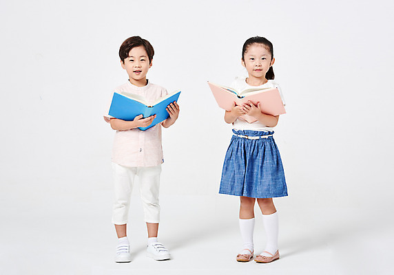 포토 JPG 스튜디오촬영 전신 응시 여자 어린이교육 교육 남자 어린이라이프 어린이 구두 분홍색 포즈 운동화 모션 실내 서기 미소 웃음 들기 누끼 사람 소녀 소년 취미 두명 앞모습 책 캐주얼 친구 치마 독서 유치원생 한국인 흰배경 천진난만 어린이만 국내포토 라이프스타일 시선 옷 뷰포인트 컬러 백그라운드 신발 컨셉 관계 하의 표정 동양인 내부 흰색 파일형식