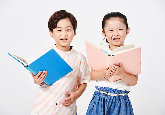 포토 JPG 스튜디오촬영 응시 여자 어린이교육 교육 남자 어린이라이프 어린이 분홍색 포즈 모션 실내 미소 웃음 들기 누끼 사람 소녀 소년 상반신 취미 두명 앞모습 책 캐주얼 파란색 친구 독서 유치원생 한국인 흰배경 천진난만 어린이만 국내포토 라이프스타일 시선 옷 뷰포인트 컬러 백그라운드 컨셉 관계 표정 동양인 내부 흰색 파일형식