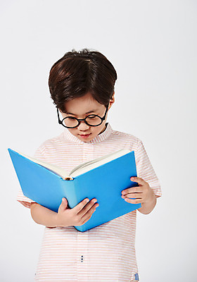 포토 JPG 스튜디오촬영 응시 어린이교육 교육 남자 어린이라이프 어린이 포즈 남방 모션 실내 한명 서기 들기 누끼 사람 소년 상반신 앞모습 책 캐주얼 파란색 독서 유치원생 한국인 흰배경 천진난만 소년한명만 안경낌 국내포토 1 라이프스타일 시선 옷 안경 뷰포인트 컬러 백그라운드 컨셉 셔츠 동양인 내부 흰색 남자한명만 소년만 파일형식 잡화 상의 인종 생활 남자만 어린이만