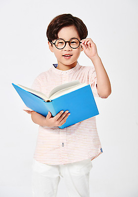 포토 JPG 스튜디오촬영 응시 어린이교육 교육 남자 어린이라이프 어린이 포즈 남방 모션 실내 한명 서기 미소 웃음 들기 누끼 사람 소년 상반신 앞모습 책 캐주얼 파란색 독서 유치원생 만지기 한국인 잡기 흰배경 안경다리 천진난만 소년한명만 안경낌 국내포토 1 라이프스타일 시선 옷 안경 뷰포인트 컬러 백그라운드 컨셉 셔츠 표정 동양인 내부 흰색 남자한명만 소년만 파일형식
