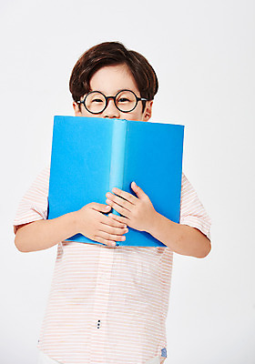 포토 JPG 스튜디오촬영 응시 어린이교육 교육 남자 어린이라이프 어린이 포즈 남방 모션 실내 한명 서기 들기 누끼 사람 소년 상반신 앞모습 책 캐주얼 파란색 독서 유치원생 한국인 흰배경 천진난만 소년한명만 안경낌 국내포토 1 라이프스타일 시선 옷 안경 뷰포인트 컬러 백그라운드 컨셉 셔츠 동양인 내부 흰색 남자한명만 소년만 파일형식