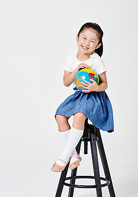 포토 JPG 스튜디오촬영 전신 응시 여자 어린이교육 교육 어린이라이프 어린이 구두 포즈 의자 안기 모션 실내 한명 미소 웃음 들기 누끼 사람 앉기 소녀 앞모습 캐주얼 치마 지구본 유치원생 한국인 흰배경 천진난만 소녀한명만 국내포토 1 라이프스타일 시선 옷 뷰포인트 가구 백그라운드 신발 컨셉 하의 표정 동양인 내부 흰색 여자한명만 소녀만 파일형식