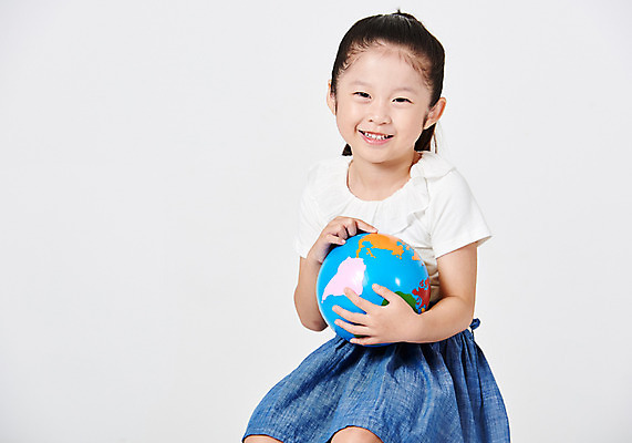 포토 JPG 스튜디오촬영 응시 여자 어린이라이프 어린이 포즈 안기 모션 실내 한명 미소 웃음 누끼 사람 앉기 소녀 상반신 앞모습 캐주얼 치마 지구본 유치원생 한국인 흰배경 천진난만 소녀한명만 국내포토 1 라이프스타일 시선 옷 뷰포인트 백그라운드 컨셉 하의 표정 동양인 내부 흰색 여자한명만 소녀만 파일형식