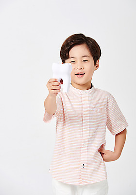 포토 JPG 스튜디오촬영 응시 남자 어린이라이프 어린이 허리손 포즈 남방 모션 실내 한명 서기 미소 웃음 들기 누끼 사람 소년 상반신 앞모습 캐주얼 유치원생 한국인 손내밀기 흰배경 치아모형 천진난만 소년한명만 국내포토 1 라이프스타일 시선 옷 뷰포인트 백그라운드 컨셉 셔츠 표정 동양인 손짓 내부 흰색 치아 남자한명만 소년만 파일형식