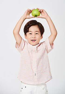 포토 JPG 스튜디오촬영 응시 남자 어린이라이프 어린이 포즈 남방 모션 실내 한명 서기 미소 웃음 들기 누끼 사람 소년 상반신 앞모습 캐주얼 한개 유치원생 한국인 사과 흰배경 천진난만 소년한명만 국내포토 1 라이프스타일 시선 옷 뷰포인트 백그라운드 컨셉 셔츠 과일 표정 동양인 내부 흰색 남자한명만 소년만 파일형식