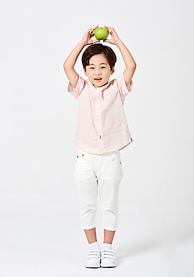 포토 JPG 스튜디오촬영 전신 응시 남자 어린이라이프 어린이 포즈 운동화 남방 바지 모션 실내 한명 서기 미소 웃음 들기 누끼 사람 소년 앞모습 캐주얼 한개 유치원생 한국인 사과 흰배경 천진난만 소년한명만 국내포토 1 라이프스타일 시선 옷 뷰포인트 백그라운드 신발 컨셉 셔츠 과일 하의 표정 동양인 내부 흰색 남자한명만 소년만 파일형식