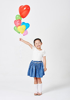 포토 JPG 스튜디오촬영 전신 응시 여자 행복 어린이라이프 어린이 구두 포즈 모션 실내 한명 서기 미소 웃음 들기 누끼 사람 소녀 앞모습 캐주얼 치마 컬러풀 여러개 유치원생 한국인 즐거움 흰배경 하트풍선 풍선 천진난만 소녀한명만 국내포토 1 라이프스타일 시선 옷 감정 뷰포인트 컬러 다수 백그라운드 신발 컨셉 하의 표정 동양인 내부 흰색 하트 여자한명만 소녀만 파일형식