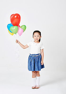 포토 JPG 스튜디오촬영 전신 응시 여자 어린이라이프 어린이 구두 포즈 모션 실내 한명 서기 들기 누끼 사람 소녀 앞모습 캐주얼 치마 컬러풀 여러개 유치원생 한국인 흰배경 하트풍선 풍선 천진난만 소녀한명만 국내포토 1 라이프스타일 시선 옷 뷰포인트 컬러 다수 백그라운드 신발 컨셉 하의 동양인 내부 흰색 하트 여자한명만 소녀만 파일형식