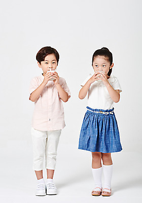 포토 JPG 스튜디오촬영 전신 응시 여자 남자 어린이라이프 어린이 구두 포즈 운동화 남방 바지 모션 실내 건강 서기 누끼 사람 손짓 소녀 소년 두명 앞모습 캐주얼 친구 치마 유치원생 한국인 우유 마시기 흰배경 건강식품 우유잔 천진난만 어린이만 국내포토 라이프스타일 시선 옷 음식 뷰포인트 백그라운드 신발 컨셉 셔츠 관계 하의 잔 유제품 동양인 내부 흰색 파일형식