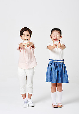 포토 JPG 스튜디오촬영 전신 응시 여자 남자 어린이라이프 어린이 구두 포즈 운동화 남방 바지 모션 실내 건강 서기 미소 웃음 들기 누끼 사람 손짓 소녀 소년 두명 앞모습 캐주얼 친구 치마 유치원생 한국인 우유 손내밀기 흰배경 건강식품 우유잔 천진난만 어린이만 국내포토 라이프스타일 시선 옷 음식 뷰포인트 백그라운드 신발 컨셉 셔츠 관계 하의 잔 유제품 표정 동양인 내부 흰색 파일형식