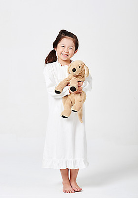 포토 JPG 스튜디오촬영 전신 응시 원피스 여자 어린이라이프 어린이 인형 포즈 안기 모션 맨발 실내 사랑 한명 서기 미소 웃음 누끼 사람 소녀 앞모습 캐주얼 친구 유치원생 잠옷 한국인 만족 흰배경 강아지인형 천진난만 좋음 소녀한명만 애착인형 국내포토 1 라이프스타일 시선 옷 감정 뷰포인트 백그라운드 컨셉 관계 발 표정 동양인 내부 흰색 여자한명만 소녀만 파일형식