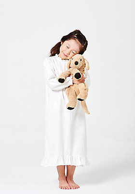 포토 JPG 스튜디오촬영 전신 원피스 여자 어린이라이프 어린이 인형 포즈 안기 모션 맨발 실내 사랑 한명 서기 미소 웃음 누끼 사람 소녀 앞모습 캐주얼 친구 눈감음 유치원생 잠옷 한국인 만족 흰배경 강아지인형 천진난만 좋음 소녀한명만 애착인형 국내포토 1 라이프스타일 옷 감정 뷰포인트 백그라운드 컨셉 관계 발 표정 동양인 내부 흰색 여자한명만 소녀만 파일형식