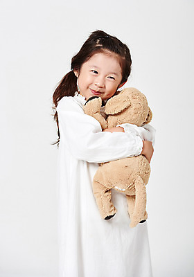 포토 JPG 스튜디오촬영 응시 원피스 여자 어린이라이프 어린이 인형 포즈 안기 모션 실내 사랑 한명 서기 미소 웃음 누끼 사람 소녀 상반신 앞모습 캐주얼 친구 유치원생 잠옷 한국인 만족 흰배경 강아지인형 천진난만 좋음 소녀한명만 애착인형 국내포토 1 라이프스타일 시선 옷 감정 뷰포인트 백그라운드 컨셉 관계 표정 동양인 내부 흰색 여자한명만 소녀만 파일형식