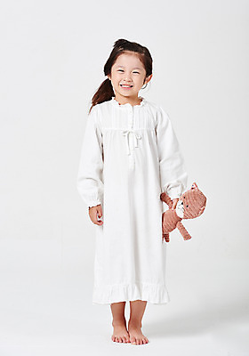 포토 JPG 스튜디오촬영 전신 응시 원피스 여자 어린이라이프 어린이 인형 포즈 모션 맨발 실내 사랑 한명 서기 미소 웃음 들기 누끼 사람 소녀 앞모습 캐주얼 친구 유치원생 잠옷 한국인 만족 흰배경 고양이인형 천진난만 좋음 소녀한명만 애착인형 국내포토 1 라이프스타일 시선 옷 감정 뷰포인트 백그라운드 컨셉 관계 발 표정 동양인 내부 흰색 여자한명만 소녀만 파일형식