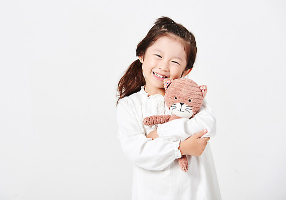 포토 JPG 스튜디오촬영 응시 원피스 여자 어린이라이프 어린이 인형 포즈 안기 모션 실내 사랑 한명 서기 미소 웃음 누끼 사람 소녀 상반신 앞모습 캐주얼 친구 유치원생 잠옷 한국인 만족 흰배경 고양이인형 천진난만 좋음 소녀한명만 애착인형 국내포토 1 라이프스타일 시선 옷 감정 뷰포인트 백그라운드 컨셉 관계 표정 동양인 내부 흰색 여자한명만 소녀만 파일형식
