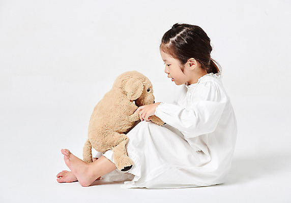 포토 JPG 스튜디오촬영 전신 응시 원피스 여자 어린이라이프 어린이 인형 포즈 안기 모션 맨발 실내 사랑 한명 누끼 사람 앉기 소녀 옆모습 캐주얼 친구 유치원생 잠옷 한국인 만족 흰배경 강아지인형 천진난만 좋음 소녀한명만 애착인형 국내포토 1 라이프스타일 시선 옷 감정 뷰포인트 백그라운드 컨셉 관계 발 동양인 내부 흰색 여자한명만 소녀만 파일형식