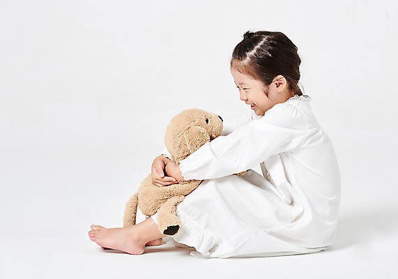 포토 JPG 스튜디오촬영 전신 응시 원피스 여자 어린이라이프 어린이 인형 포즈 안기 모션 맨발 실내 사랑 한명 미소 웃음 누끼 사람 앉기 소녀 옆모습 캐주얼 친구 유치원생 잠옷 한국인 만족 흰배경 강아지인형 천진난만 좋음 소녀한명만 애착인형 국내포토 1 라이프스타일 시선 옷 감정 뷰포인트 백그라운드 컨셉 관계 발 표정 동양인 내부 흰색 여자한명만 소녀만 파일형식