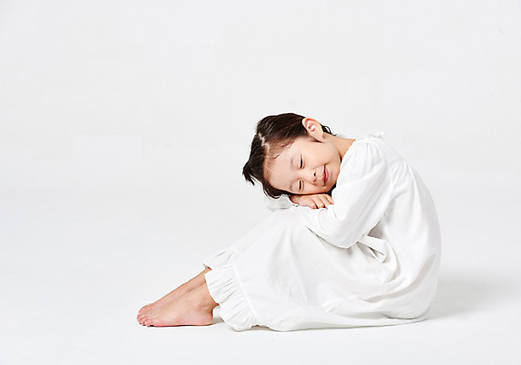 포토 JPG 스튜디오촬영 전신 원피스 여자 어린이라이프 어린이 엎드리기 포즈 모션 맨발 상상 실내 한명 누끼 사람 앉기 소녀 옆모습 캐주얼 눈감음 유치원생 잠옷 한국인 잠 흰배경 팔베개 꿈꾸다 천진난만 소녀한명만 국내포토 1 라이프스타일 옷 뷰포인트 백그라운드 컨셉 발 동양인 내부 꿈 흰색 여자한명만 소녀만 파일형식