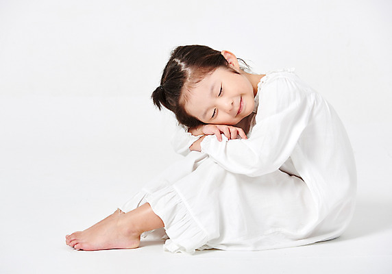 포토 JPG 스튜디오촬영 전신 원피스 여자 어린이라이프 어린이 엎드리기 포즈 모션 맨발 상상 실내 한명 미소 웃음 누끼 사람 앉기 소녀 옆모습 캐주얼 눈감음 유치원생 잠옷 한국인 잠 흰배경 꿈꾸다 천진난만 소녀한명만 국내포토 1 라이프스타일 옷 뷰포인트 백그라운드 컨셉 발 표정 동양인 내부 꿈 흰색 여자한명만 소녀만 파일형식