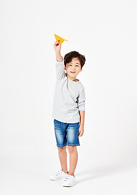 포토 JPG 스튜디오촬영 전신 응시 어린이교육 교육 남자 행복 어린이라이프 어린이 포즈 운동화 반바지 모션 날리기 미래 실내 한명 서기 미소 웃음 들기 누끼 사람 손짓 소년 앞모습 캐주얼 손들기 희망 유치원생 한국인 종이비행기 흰배경 긴팔티셔츠 천진난만 소년한명만 국내포토 1 라이프스타일 시선 옷 감정 뷰포인트 백그라운드 신발 컨셉 티셔츠 바지 표정 동양인 내부 흰색 종이접기 남자한명만 소년만 파일형식