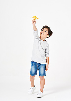 포토 JPG 스튜디오촬영 전신 응시 어린이교육 교육 남자 행복 어린이라이프 어린이 포즈 운동화 반바지 모션 날리기 미래 실내 한명 서기 미소 웃음 들기 누끼 사람 손짓 소년 앞모습 캐주얼 손들기 희망 유치원생 한국인 종이비행기 흰배경 긴팔티셔츠 천진난만 소년한명만 국내포토 1 라이프스타일 시선 옷 감정 뷰포인트 백그라운드 신발 컨셉 티셔츠 바지 표정 동양인 내부 흰색 종이접기 남자한명만 소년만 파일형식