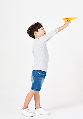 포토 JPG 스튜디오촬영 전신 응시 어린이교육 교육 남자 행복 어린이라이프 어린이 포즈 운동화 반바지 모션 날리기 미래 실내 한명 서기 미소 웃음 들기 누끼 사람 손짓 소년 옆모습 캐주얼 희망 유치원생 한국인 종이비행기 흰배경 긴팔티셔츠 천진난만 소년한명만 국내포토 1 라이프스타일 시선 옷 감정 뷰포인트 백그라운드 신발 컨셉 티셔츠 바지 표정 동양인 내부 흰색 종이접기 남자한명만 소년만 파일형식