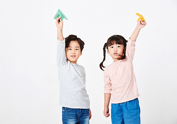 포토 JPG 스튜디오촬영 응시 여자 어린이교육 교육 남자 행복 어린이라이프 어린이 포즈 모션 날리기 미래 실내 서기 미소 웃음 들기 누끼 사람 소녀 소년 상반신 두명 앞모습 캐주얼 친구 손들기 희망 유치원생 한국인 종이비행기 흰배경 긴팔티셔츠 천진난만 어린이만 국내포토 라이프스타일 시선 옷 감정 뷰포인트 백그라운드 컨셉 티셔츠 관계 표정 동양인 내부 흰색 종이접기 파일형식