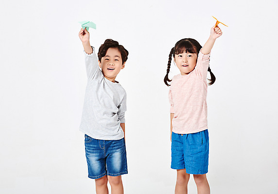 포토 JPG 스튜디오촬영 응시 여자 어린이교육 교육 남자 행복 어린이라이프 어린이 포즈 반바지 모션 날리기 미래 실내 서기 미소 웃음 들기 누끼 사람 소녀 소년 상반신 두명 앞모습 캐주얼 친구 손들기 희망 유치원생 한국인 종이비행기 흰배경 긴팔티셔츠 천진난만 어린이만 국내포토 라이프스타일 시선 옷 감정 뷰포인트 백그라운드 컨셉 티셔츠 바지 관계 표정 동양인 내부 흰색 종이접기 파일형식