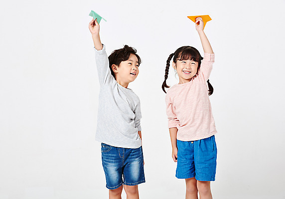포토 JPG 스튜디오촬영 응시 여자 어린이교육 교육 남자 행복 어린이라이프 어린이 포즈 반바지 모션 날리기 미래 실내 서기 미소 웃음 들기 누끼 사람 소녀 소년 상반신 두명 앞모습 캐주얼 친구 손들기 희망 유치원생 한국인 종이비행기 흰배경 긴팔티셔츠 천진난만 어린이만 국내포토 라이프스타일 시선 옷 감정 뷰포인트 백그라운드 컨셉 티셔츠 바지 관계 표정 동양인 내부 흰색 종이접기 파일형식