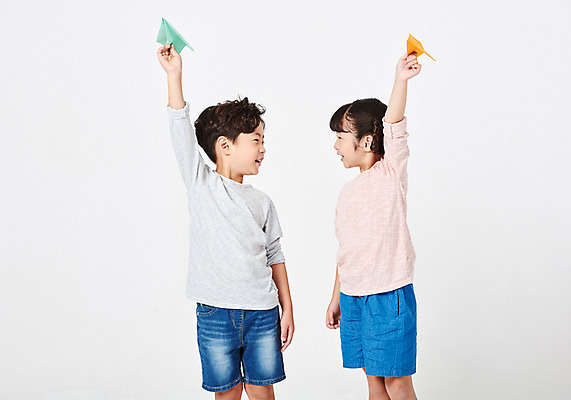 포토 JPG 스튜디오촬영 응시 여자 어린이교육 교육 남자 행복 어린이라이프 어린이 포즈 반바지 모션 날리기 미래 실내 서기 미소 웃음 들기 누끼 사람 소녀 소년 상반신 두명 앞모습 옆모습 캐주얼 친구 손들기 마주보기 희망 유치원생 한국인 종이비행기 흰배경 긴팔티셔츠 천진난만 어린이만 국내포토 라이프스타일 시선 옷 감정 뷰포인트 백그라운드 컨셉 티셔츠 바지 관계 표정 동양인 내부 흰색 종이접기 파일형식