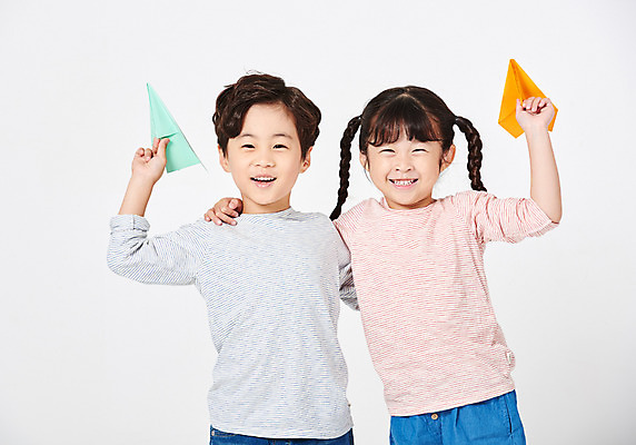 포토 JPG 스튜디오촬영 응시 여자 어린이교육 교육 남자 행복 어린이라이프 어린이 포즈 모션 어깨동무 날리기 미래 실내 서기 미소 웃음 들기 누끼 사람 소녀 소년 상반신 두명 앞모습 캐주얼 친구 희망 유치원생 한국인 종이비행기 흰배경 긴팔티셔츠 천진난만 어린이만 국내포토 라이프스타일 시선 옷 감정 뷰포인트 백그라운드 컨셉 티셔츠 관계 표정 동양인 내부 흰색 종이접기 파일형식