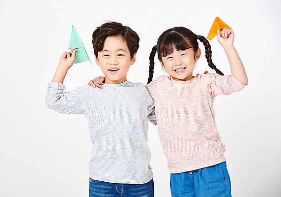 포토 JPG 스튜디오촬영 응시 여자 어린이교육 교육 남자 행복 어린이라이프 어린이 포즈 모션 어깨동무 날리기 미래 실내 서기 미소 웃음 들기 누끼 사람 소녀 소년 상반신 두명 앞모습 캐주얼 친구 희망 유치원생 한국인 종이비행기 흰배경 긴팔티셔츠 천진난만 어린이만 국내포토 라이프스타일 시선 옷 감정 뷰포인트 백그라운드 컨셉 티셔츠 관계 표정 동양인 내부 흰색 종이접기 파일형식