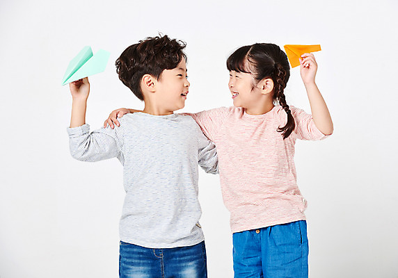 포토 JPG 스튜디오촬영 응시 여자 어린이교육 교육 남자 행복 어린이라이프 어린이 포즈 모션 어깨동무 날리기 미래 실내 서기 미소 웃음 들기 누끼 사람 소녀 소년 상반신 두명 앞모습 캐주얼 친구 손들기 마주보기 희망 유치원생 한국인 종이비행기 흰배경 긴팔티셔츠 천진난만 어린이만 국내포토 라이프스타일 시선 옷 감정 뷰포인트 백그라운드 컨셉 티셔츠 관계 표정 동양인 내부 흰색 종이접기 파일형식
