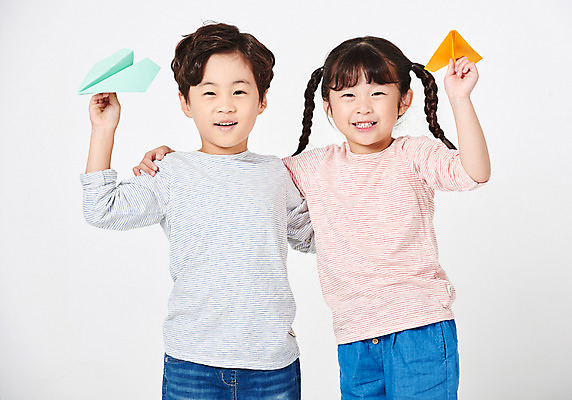 포토 JPG 스튜디오촬영 응시 여자 어린이교육 교육 남자 행복 어린이라이프 어린이 포즈 모션 어깨동무 날리기 미래 실내 서기 미소 웃음 들기 누끼 사람 소녀 소년 상반신 두명 앞모습 캐주얼 친구 희망 유치원생 한국인 종이비행기 흰배경 긴팔티셔츠 천진난만 어린이만 국내포토 라이프스타일 시선 옷 감정 뷰포인트 백그라운드 컨셉 티셔츠 관계 표정 동양인 내부 흰색 종이접기 파일형식