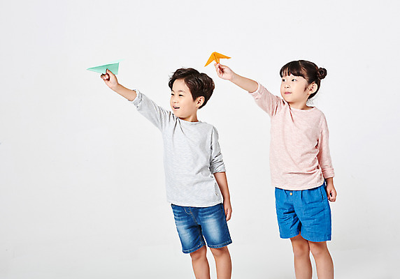 포토 JPG 스튜디오촬영 응시 여자 어린이교육 교육 남자 행복 어린이라이프 어린이 포즈 반바지 모션 날리기 미래 실내 서기 미소 웃음 들기 누끼 사람 소녀 소년 상반신 두명 옆모습 캐주얼 친구 손들기 희망 유치원생 한국인 종이비행기 흰배경 긴팔티셔츠 천진난만 어린이만 국내포토 라이프스타일 시선 옷 감정 뷰포인트 백그라운드 컨셉 티셔츠 바지 관계 표정 동양인 내부 흰색 종이접기 파일형식