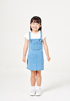 포토 JPG 스튜디오촬영 전신 응시 여자 행복 어린이라이프 어린이 포즈 운동화 모션 실내 한명 서기 미소 웃음 누끼 사람 소녀 앞모습 캐주얼 유치원생 한국인 흰배경 멜빵치마 차렷 천진난만 소녀한명만 국내포토 1 라이프스타일 시선 옷 감정 뷰포인트 백그라운드 신발 컨셉 표정 동양인 내부 치마 흰색 멜빵 여자한명만 소녀만 파일형식