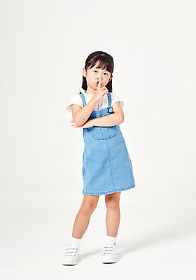 포토 JPG 스튜디오촬영 전신 응시 여자 행복 어린이라이프 어린이 포즈 운동화 모션 실내 한명 서기 누끼 사람 손짓 소녀 앞모습 캐주얼 유치원생 한국인 흰배경 쉿 멜빵치마 천진난만 소녀한명만 국내포토 1 라이프스타일 시선 옷 감정 뷰포인트 백그라운드 신발 컨셉 동양인 내부 치마 흰색 멜빵 조용 여자한명만 소녀만 파일형식