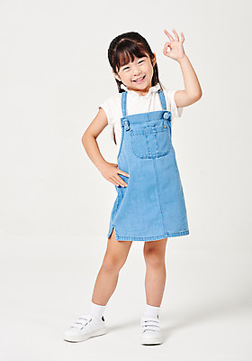 포토 JPG 스튜디오촬영 전신 응시 여자 행복 어린이라이프 어린이 허리손 포즈 운동화 모션 실내 한명 서기 미소 웃음 누끼 사람 손짓 소녀 앞모습 캐주얼 유치원생 한국인 OK 흰배경 멜빵치마 천진난만 소녀한명만 국내포토 1 라이프스타일 시선 옷 감정 뷰포인트 백그라운드 신발 컨셉 표정 동양인 내부 치마 흰색 멜빵 여자한명만 소녀만 파일형식