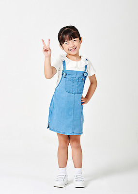 포토 JPG 스튜디오촬영 전신 응시 여자 행복 어린이라이프 어린이 허리손 포즈 운동화 2 손가락 모션 실내 한명 서기 미소 웃음 누끼 사람 손짓 소녀 앞모습 캐주얼 손들기 유치원생 한국인 흰배경 멜빵치마 천진난만 소녀한명만 국내포토 1 라이프스타일 손 시선 옷 감정 뷰포인트 백그라운드 신발 컨셉 표정 동양인 내부 치마 흰색 멜빵 여자한명만 소녀만 파일형식